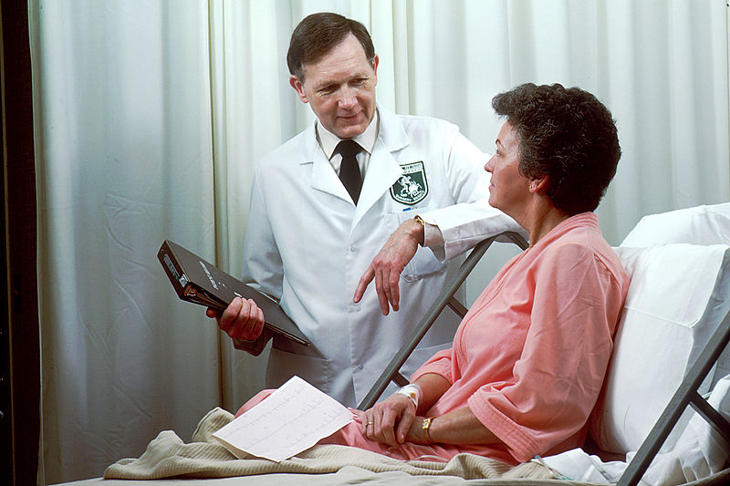 800px-Oncology_doctor_consults_with_patient